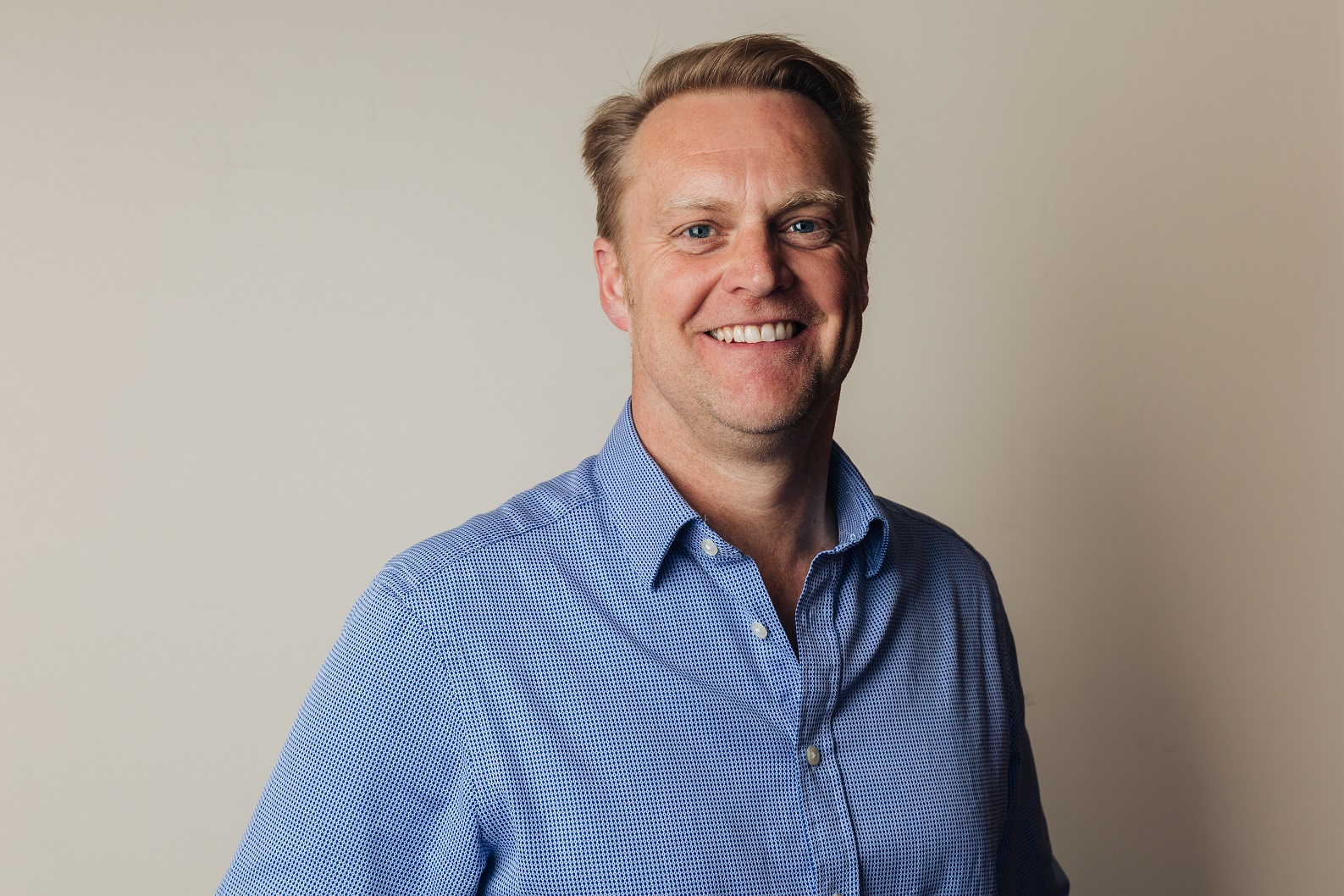 Headshot of professor Ian Bond